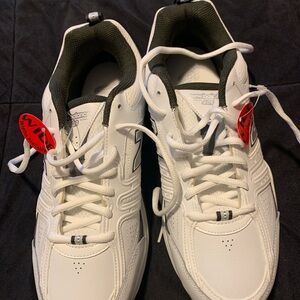 NEW in box Men's White and Black Athletic Shoes
New Balance size 10.5 W